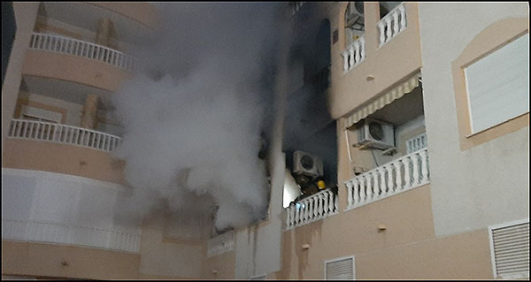 Última hora: Un incendio en el centro de Torrevieja, provoca el desalojo de vecinos de un edificio