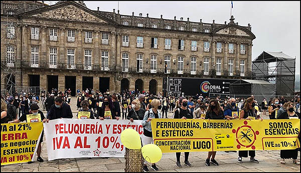 La rebelión de las tijeras rotas inunda la Plaza del Obradoiro de Santiago de Compostela
