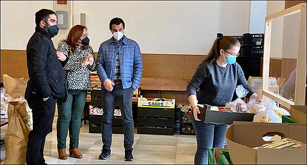 El Ayuntamiento continúa con la entrega de lotes de alimentos y productos de primera necesidad a familias con escasos recursos económicos