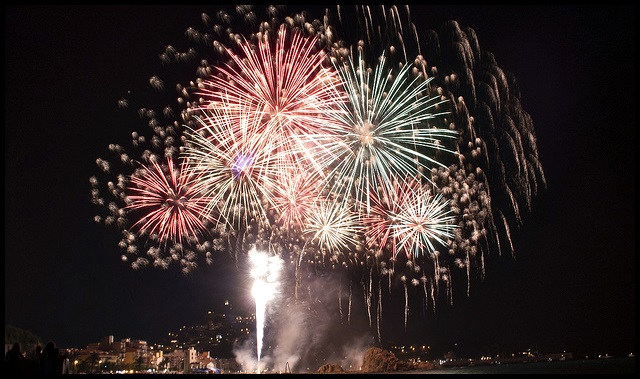 Aviso de castillo de fuegos artificiales para mañana jueves, 9 de mayo, con motivo de la inauguración del Homenaje a la Feria de Mayo