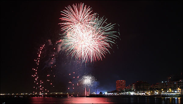 Más de diez mil personas disfrutaron de un espectacular Castillo de Fuegos Artificiales en Torrevieja