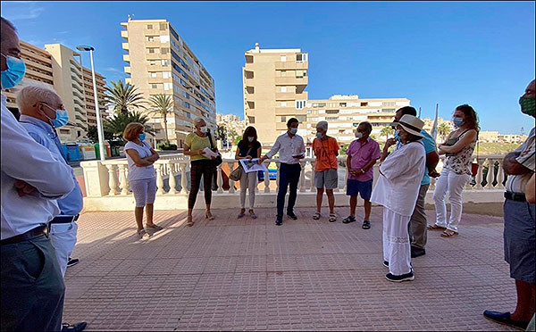 El alcalde visita a los vecinos de la Urbanización Cabo Cervera