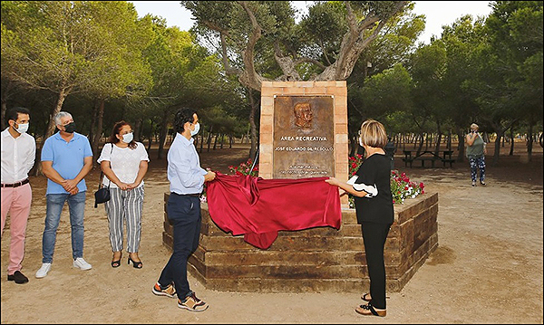 Emotivo homenaje al exconcejal del Ayuntamiento de Torrevieja, José Eduardo Gil Rebollo, coincidiendo con el primer aniversario de su fallecimiento
