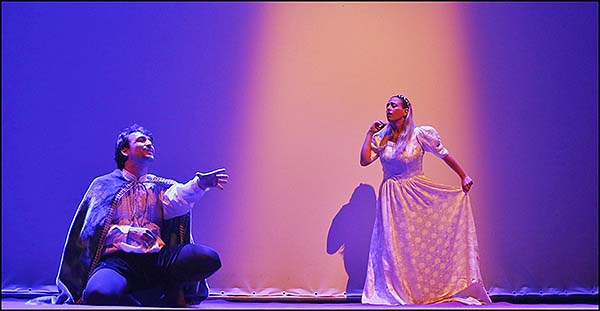 La obra  “Los viajes de Alex y Elena” abrió el ciclo de Teatro para todos
