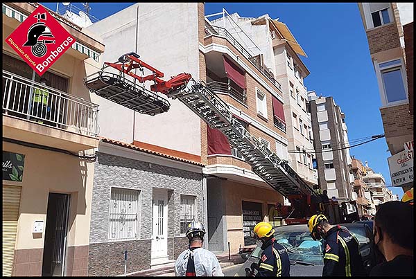 Los bomberos de Torrevieja trasladan a una persona con obesidad mórbida