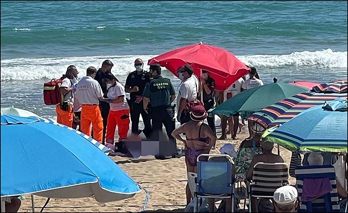 Un  bañista fallece en la playa de La Mata