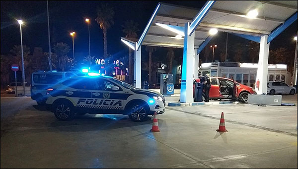 Un vehículo se empotra contra una gasolinera en Torrevieja