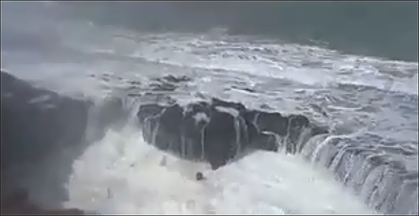 Un vídeo que muestra como se ahogaron dos personas en Cala La Zorra se hace viral