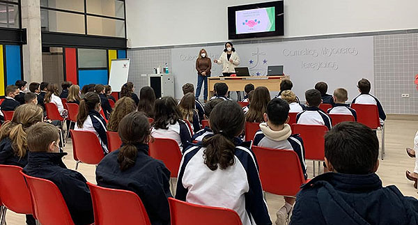 AFA Torrevieja, continúa visitado los colegios con su «Proyecto Intergeneracional»