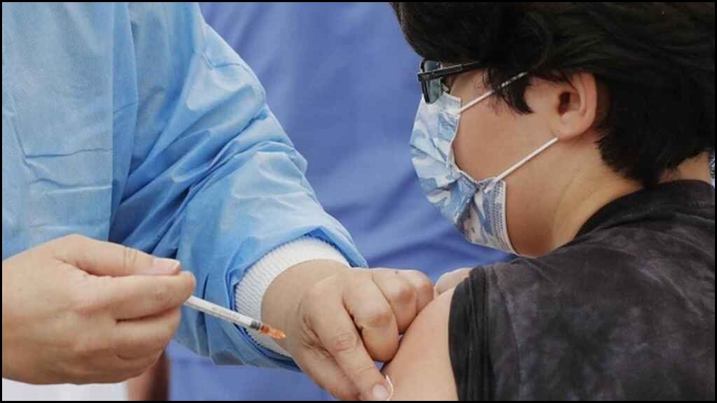 Hoy jueves comienza la administración de la segunda dosis de la vacuna de la COVID-19 a 108.000 escolares que recibieron la primera dosis en diciembre