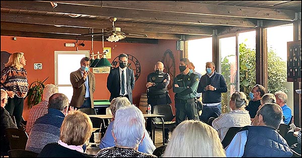El alcalde de Torrevieja se reúne con vecinos de Baños de Europa y Torretas.
