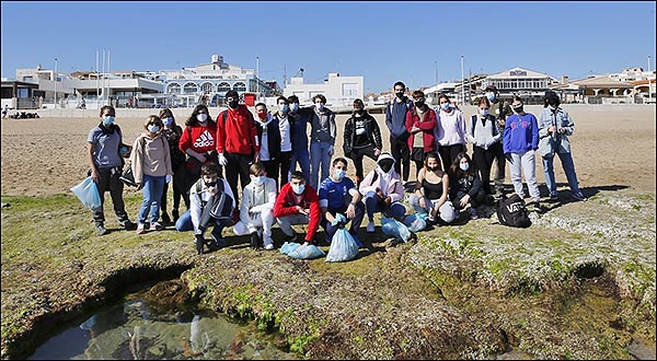 Los alumnos del IES Mediterráneo realizan una recogida de basuraleza.