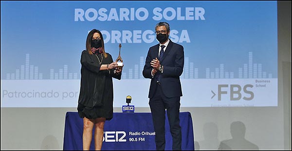 La presidenta del Casino, Rosario Soler, recibió el Premio a la Cultura en la IV Edición de los Premios Radio Orihuela