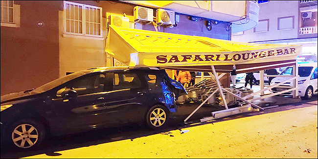 Un conductor ebrio arrolla varios vehículos y la terraza de un bar.