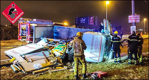 Última hora: El choque de un turismo con un camión frente al Hospital de Torrevieja provoca el cierre de la CV-95 durante horas