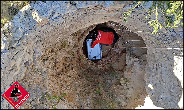 Los bomberos de Torrevieja rescatan un hombre que había caído a un pozo al intentar salvar a un perro que había caído en él.