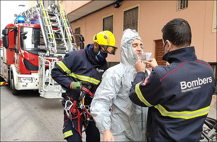 Última hora: los bomberos de Torrevieja, hallan el cadáver de un mujer de 73 años que llevaba tiempo fallecida.