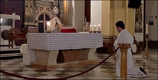 Emocionante Vigilia de Oración al Cristo Crucificado y María Santísima del Silencio