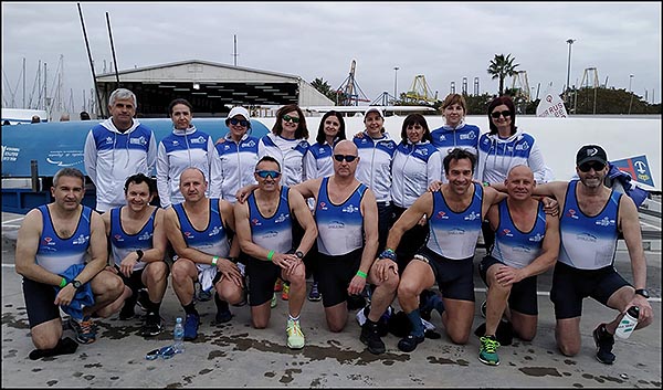 El equipo de remo veterano Medalla de Plata en la VI Regata Liga Suma banco fijo Llaut en Valencia