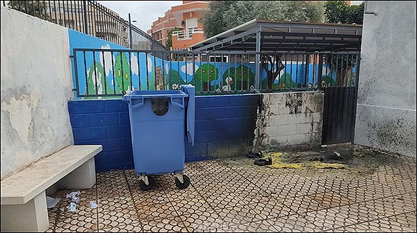 La rapidez de los Bomberos evita que el incendio de un contenedor en el Colegio Inmaculada se extendiera