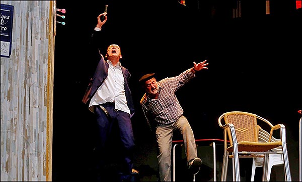 La comedia “Un mes tú, un mes yo” de Amigos del Teatro de Castellón, cerró anoche el II Concurso de Teatro «Raúl Ferrández»