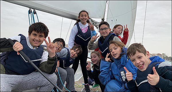 Todos los niños y niñas de 4º primaria ya navegan con el programa «El cole en el mar»”