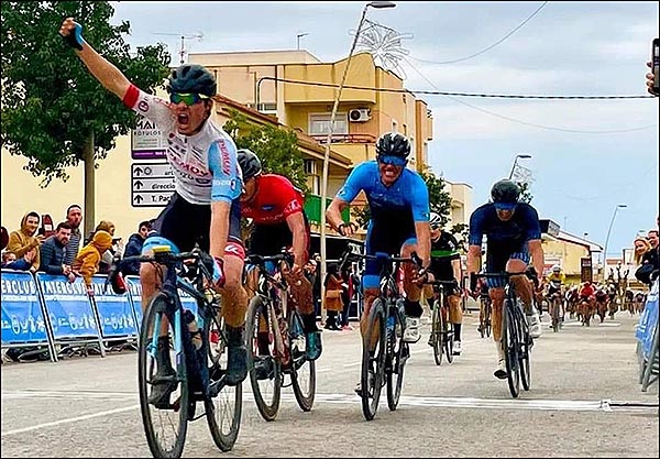 Stijn Vanstraelen del Torrevieja Cycling Team-Grupo Terramovil, sube al podio en Roldán.