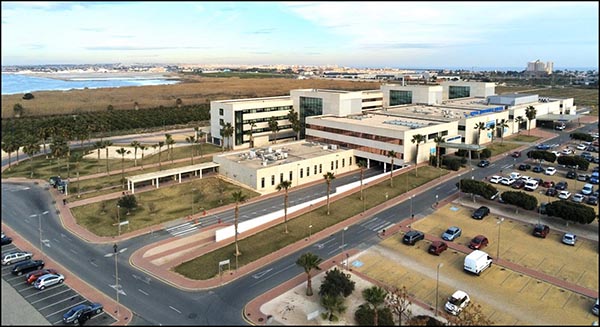 Médicos del Hospital de Torrevieja aconsejan a sus pacientes marcharse a otros hospitales.