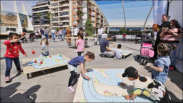 Los juegos tradicionales hicieron las delicias de los más pequeños en la Feria del Libro