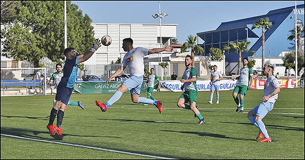 Fútbol: El Torrevieja bate al Benijófar e impide el alirón del Catral