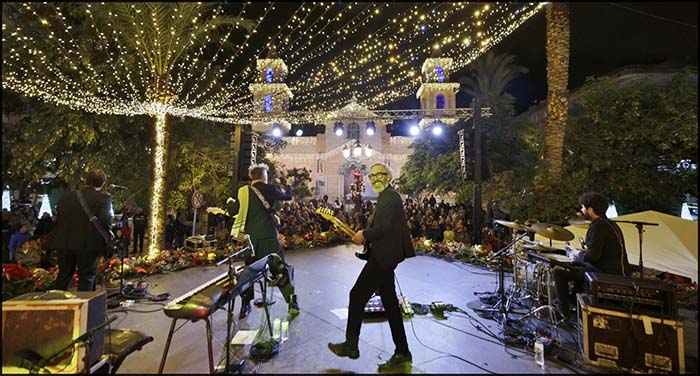 El grupo “Elefantes”, calentó la noche festiva ante cientos de incondicionales.