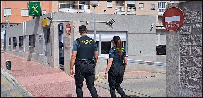 La Guardia Civil salva la vida de un hombre en parada cardiorrespiratoria en Torrevieja