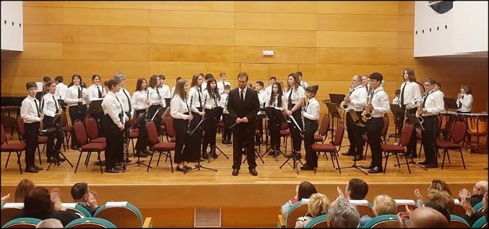 Los jóvenes de la Unión Musical Torrevejense, ofrecieron un gran concierto en homenaje a los padres
