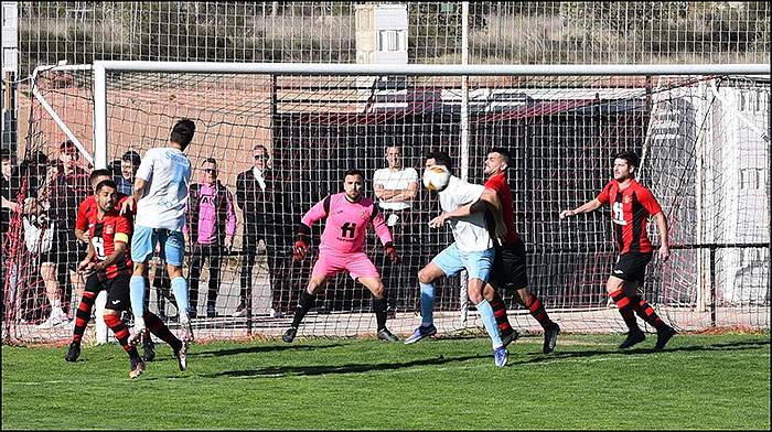 Fútbol: Los errores arbitrales evitaron al Torrevieja traerse los tres puntos de Pinoso