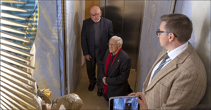 El Padre Ángel se postró a los pies de la Inmaculada.