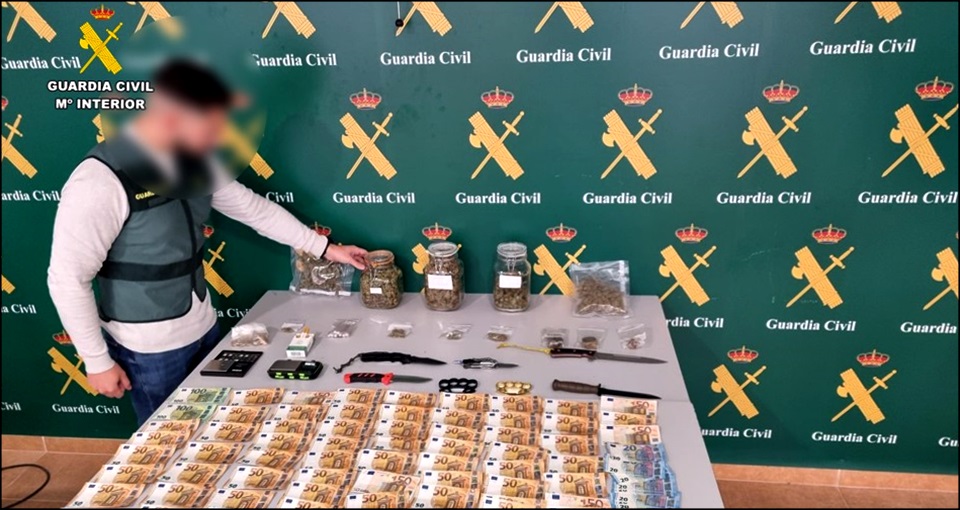 Se han detenido cuatro personas pertenecientes a una organización criminal que se dedicaban a la venta de sustancias estupefacientes en clubes cannábicos. dedicados a la venta ilícita de drogas en Torrevieja