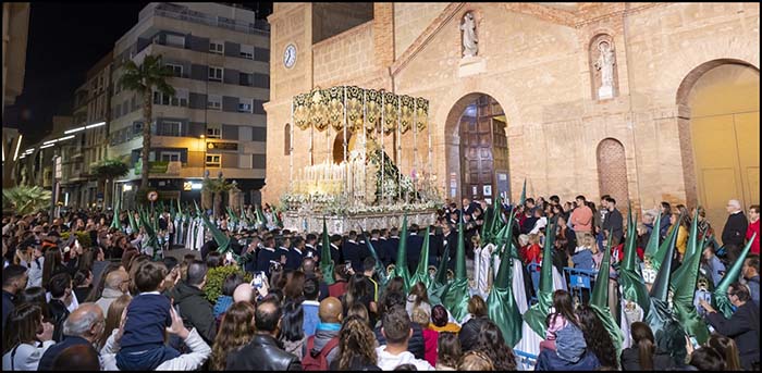 La procesión de las mantillas, llenó de emoción la noche torrevejense.