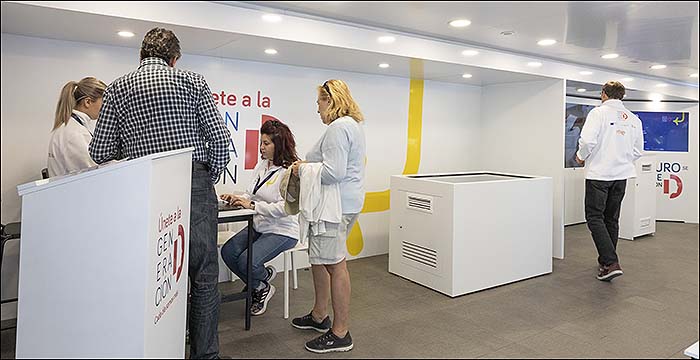 El Bus de «Generación D» de TVE, recibe numerosas visitas en su primer día de estancia en Torrevieja