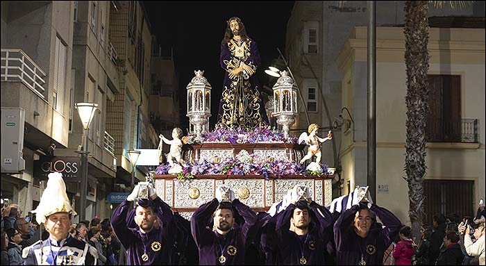 La procesión del Lunes Santo, salió a la calle en una muestra de fervor popular.