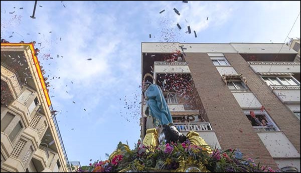 Torrevieja se inunda de alegría con La procesión del encuentro glorioso.