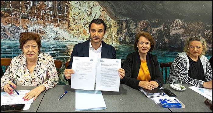 Eduardo Dolón firma un contrato electoral con los representantes de las casas de la tercera edad, asociaciones de pensionistas y grupos de baile de Torrevieja