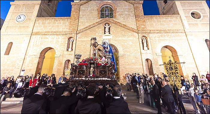 Los traslados de la «Flagelación»  y el «Nazareno» marcan el punto de partida de la Semana Santa Torrevejense