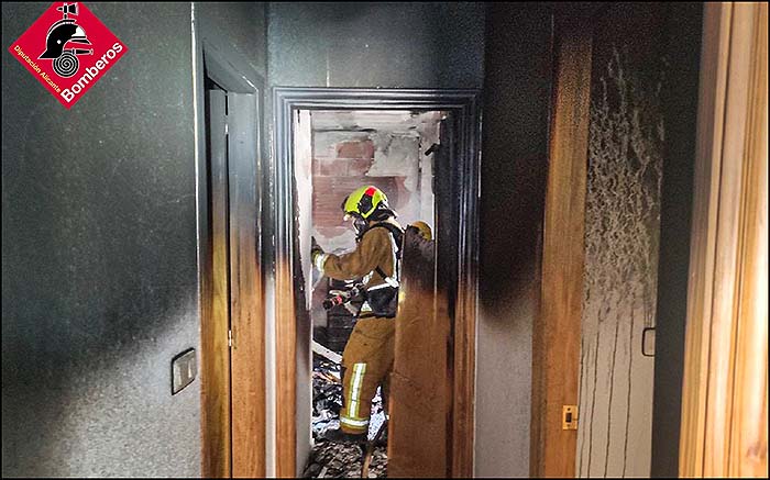 Los bomberos confinaron a los habitantes de un edificio de Torrevieja, a causa de un pavoroso incendio en una de las viviendas