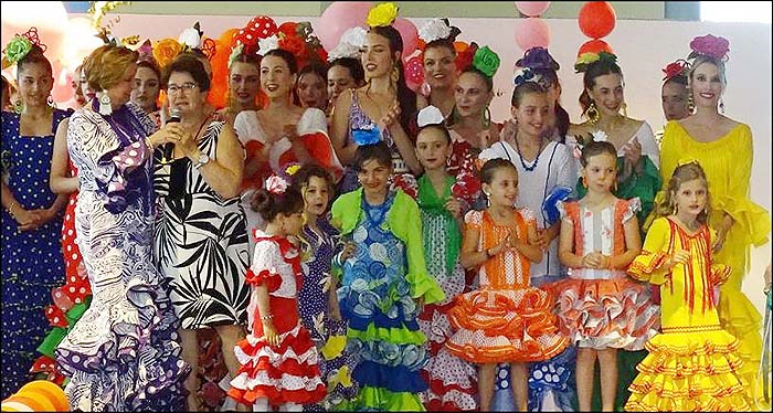Espectacular desfile de trajes de sevillana de “La Galerie” en la Semana del Mayor.