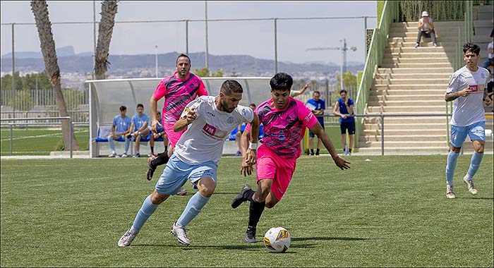 Fútbol: El Torrevieja le hace un “siete” al Elche Dream y acaricia el ascenso.