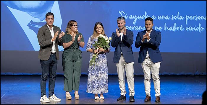Lágrimas de emoción en el merecido homenaje a Tomás Ballester que ayer le dio el pueblo de Torrevieja.