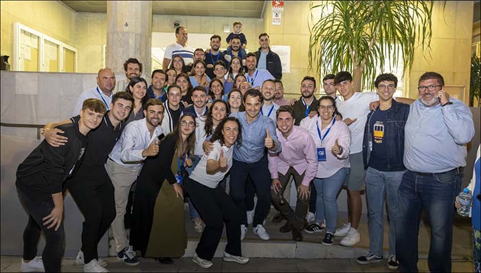La “Marea Azul”, inundó Torrevieja en una noche triunfal.
