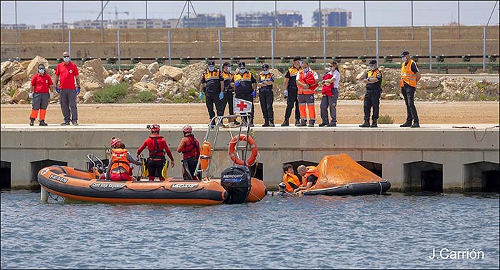 Cruz Roja y Protección Civil realizaron un ejercicio conjunto de salvamento marítimo en Torrevieja