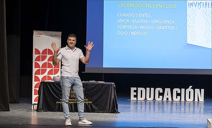 El famoso escritor Eloy Moreno emocionó con su charla contra el acoso escolar, basada en su libro «Invisible»