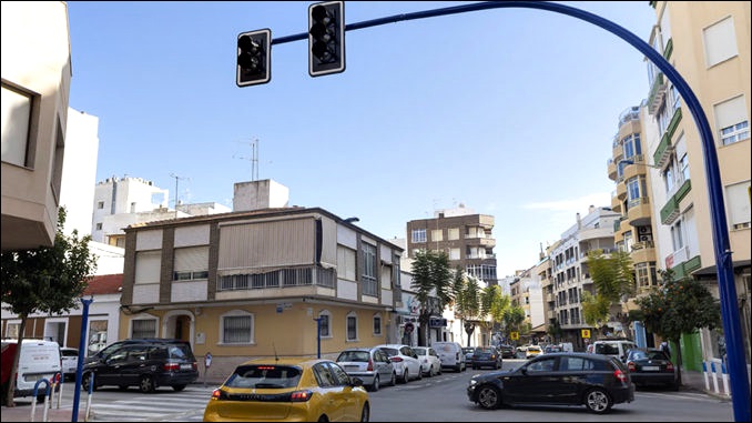 Entra en funcionamiento el semáforo del cruce de la calle San Policarpo con Campoamor.